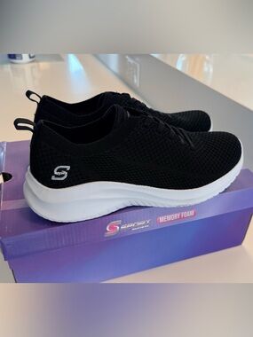 S SPORT By SKECHERS Women’s Black Reese 2.0 Elastic Gore Sneakers.